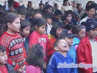 Children of Sabinas praying the salvation prayer